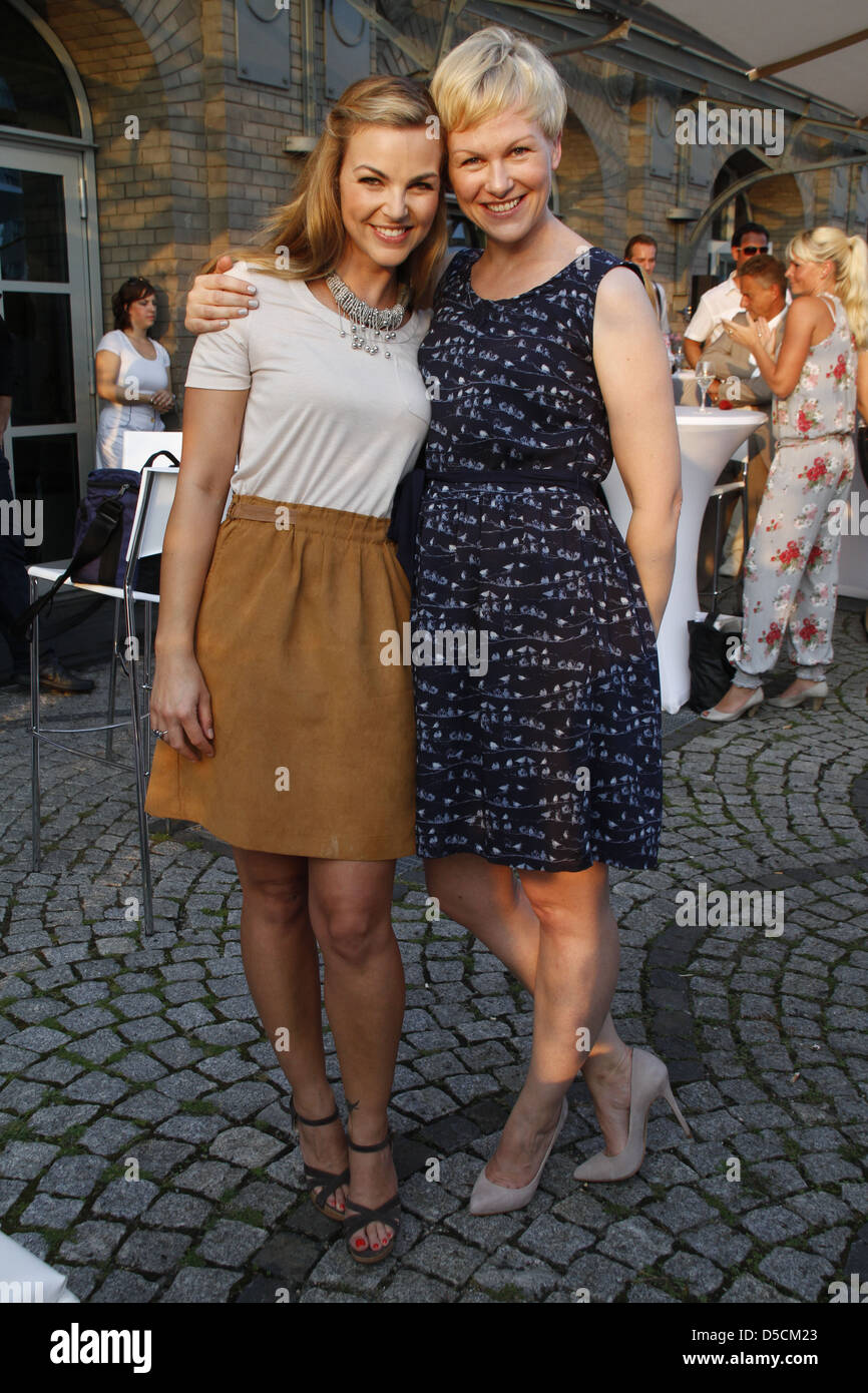 Annika Kipp und Karen Heinrichs am Abend Grill von "Sat 1 Fruehstuecksfernsehen" gesponsert von der TV-Sender Sat1. Stockfoto