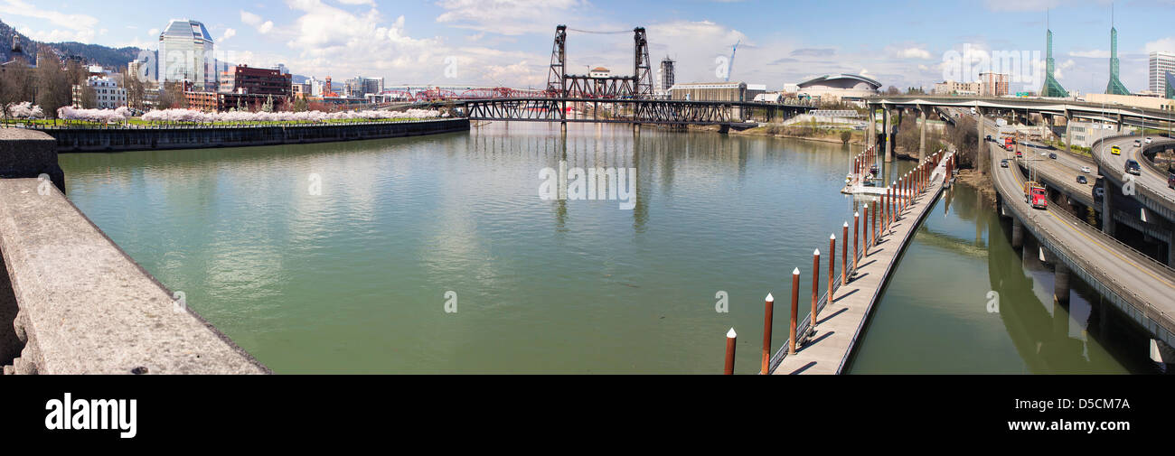 Waterfront Park und Ostufer Esplanade entlang Willamette River von Burnside Bridge Portland Oregon Panorama Stockfoto
