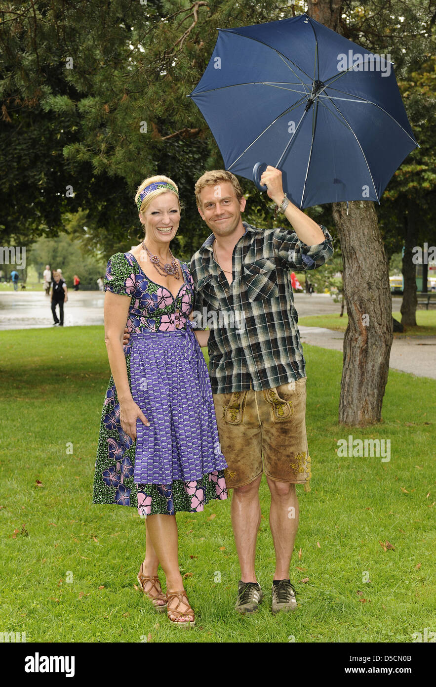 Monika Gruber und Sebastian Bezzel bei einem Fototermin am Set von "Vatertage" im Olympiapark (Olympiapark). München, Deutschland- Stockfoto