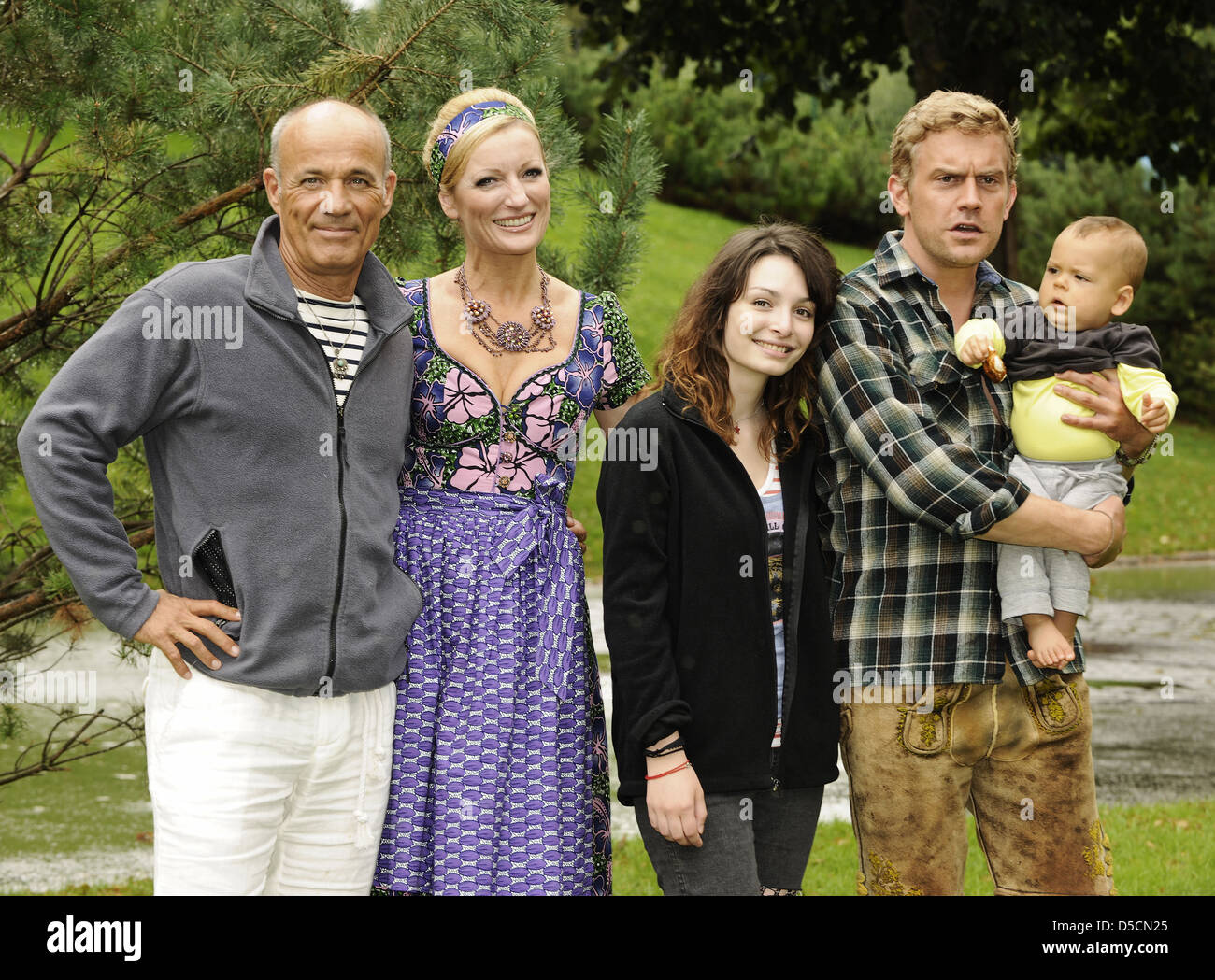 Heiner Lauterbach, Monika Gruber, Sarah Horvath, Sebastian Bezzel und Baby Mika bei einem Fototermin am Set von "Vatertage" an Stockfoto
