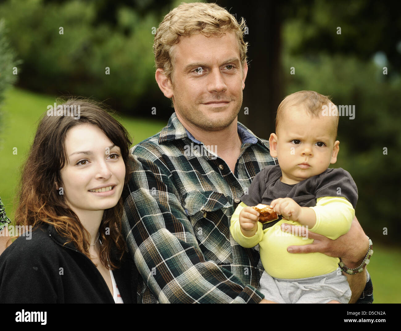 Sarah Horvath, Sebastian Bezzel und Baby Mika bei einem Fototermin am Set von "Vatertage" im Olympiapark (Olympiapark). München, Stockfoto