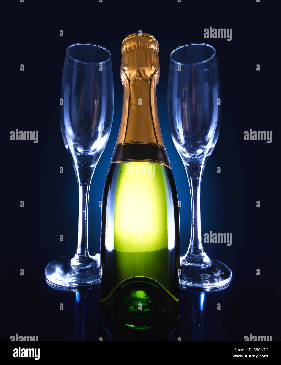 Eine Flasche Champagner mit 2 Gläsern auf der Seite. Stockfoto