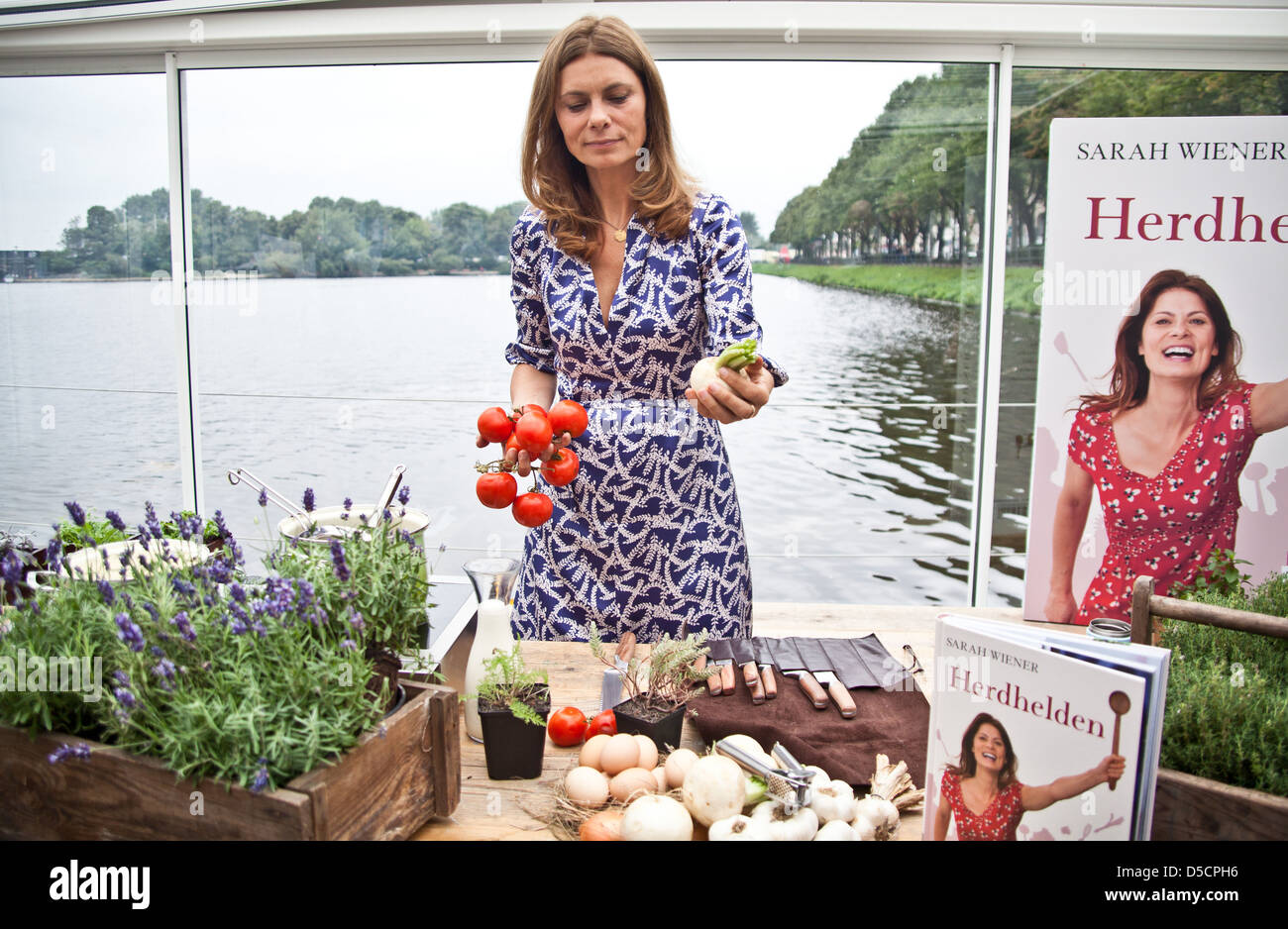Sarah Wiener ihre Förderung neu buchen "Herdhelden" bei Lokalgold Auf der Binnenalster Restaurant Hamburg, Deutschland - 31.08.2011 Stockfoto
