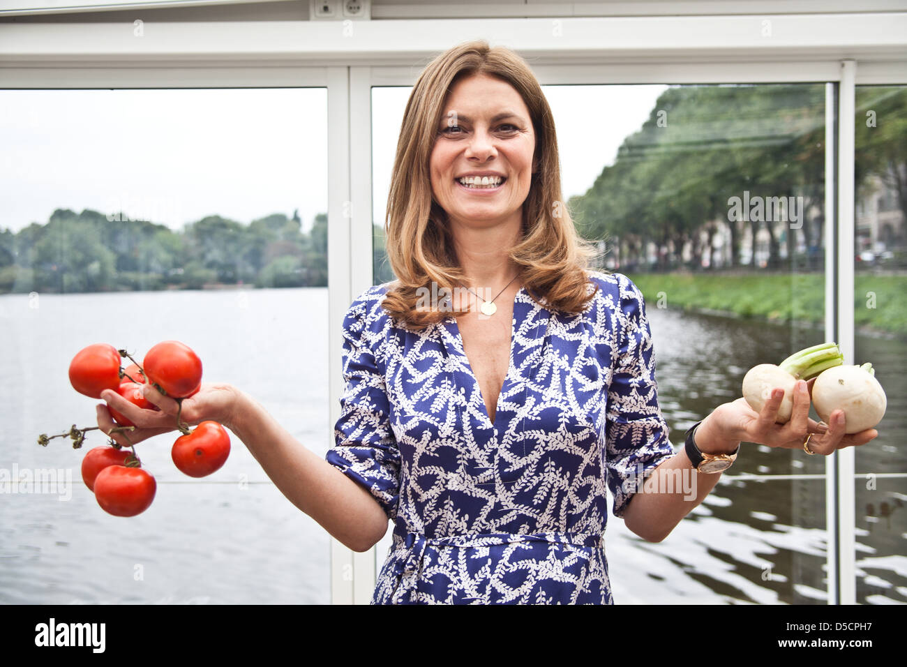 Sarah Wiener ihre Förderung neu buchen "Herdhelden" Lokalgold Auf der Binnenalster Restaurant. Hamburg, Deutschland - 31.08.2011 Stockfoto