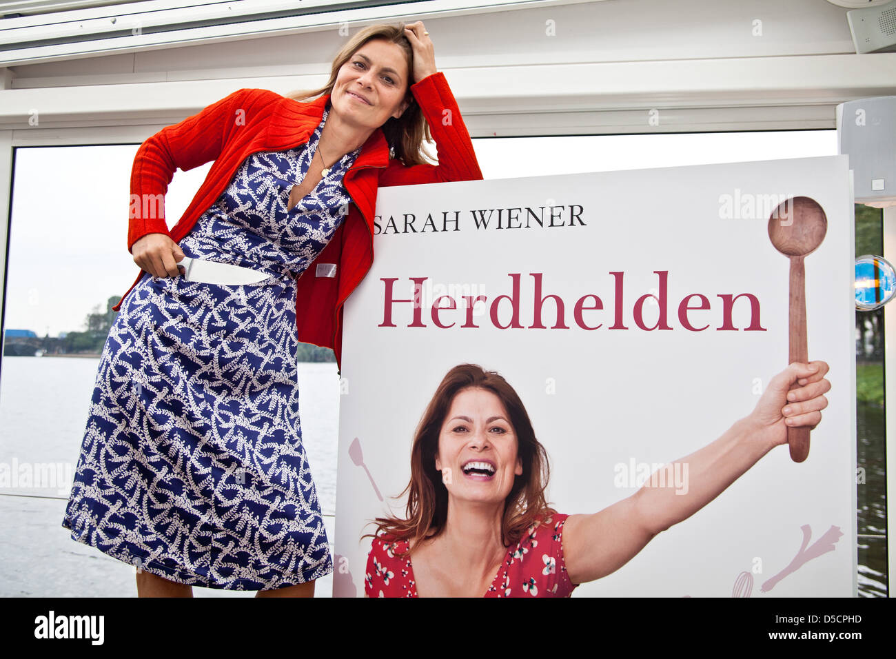 Sarah Wiener ihre Förderung neu buchen "Herdhelden" Lokalgold Auf der Binnenalster Restaurant. Hamburg, Deutschland - 31.08.2011 Stockfoto