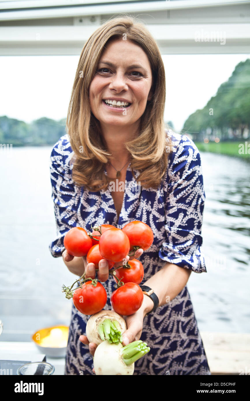 Sarah Wiener ihre Förderung neu buchen "Herdhelden" Lokalgold Auf der Binnenalster Restaurant. Hamburg, Deutschland - 31.08.2011 Stockfoto