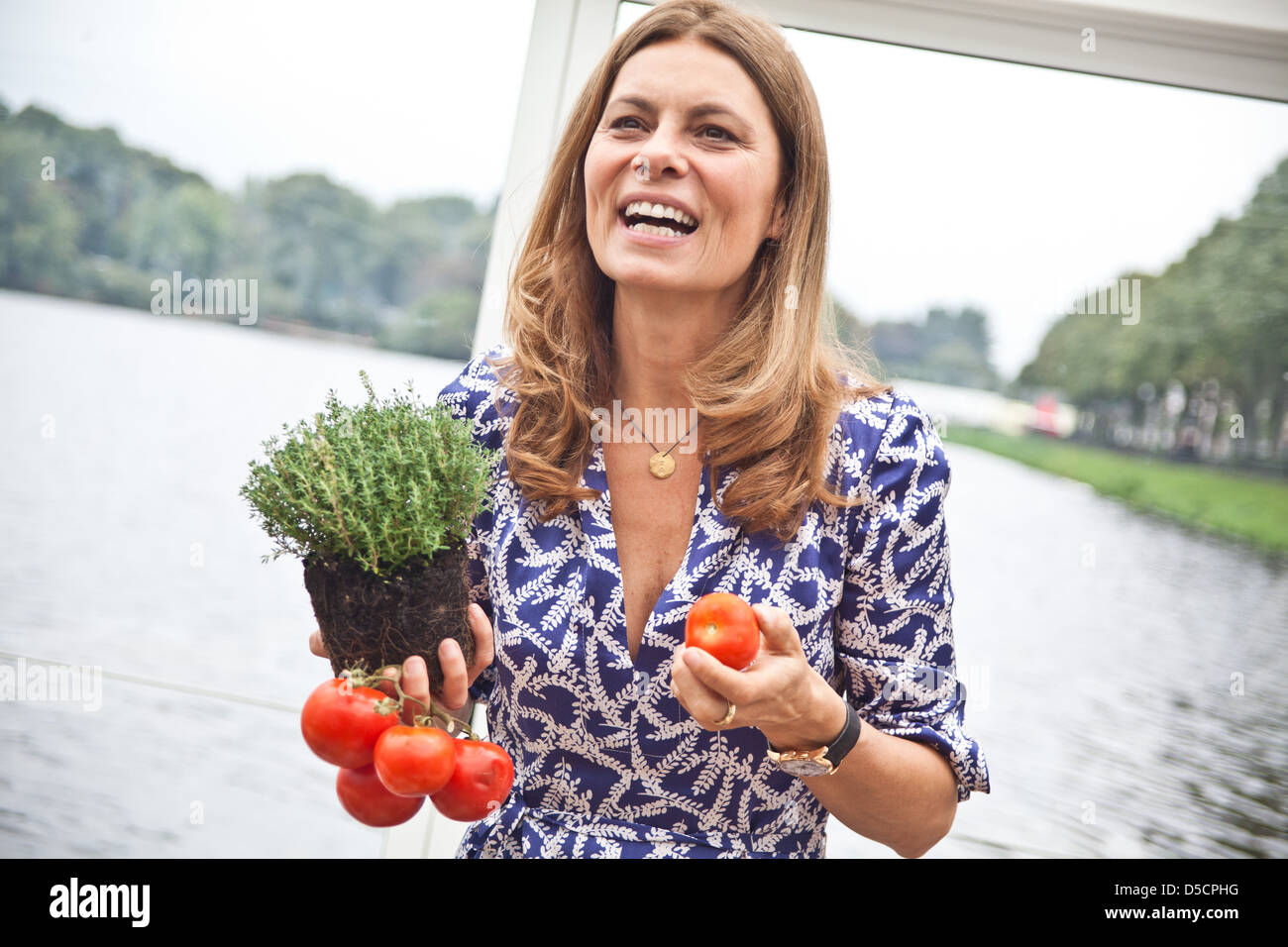 Sarah Wiener ihre Förderung neu buchen "Herdhelden" Lokalgold Auf der Binnenalster Restaurant. Hamburg, Deutschland - 31.08.2011 Stockfoto