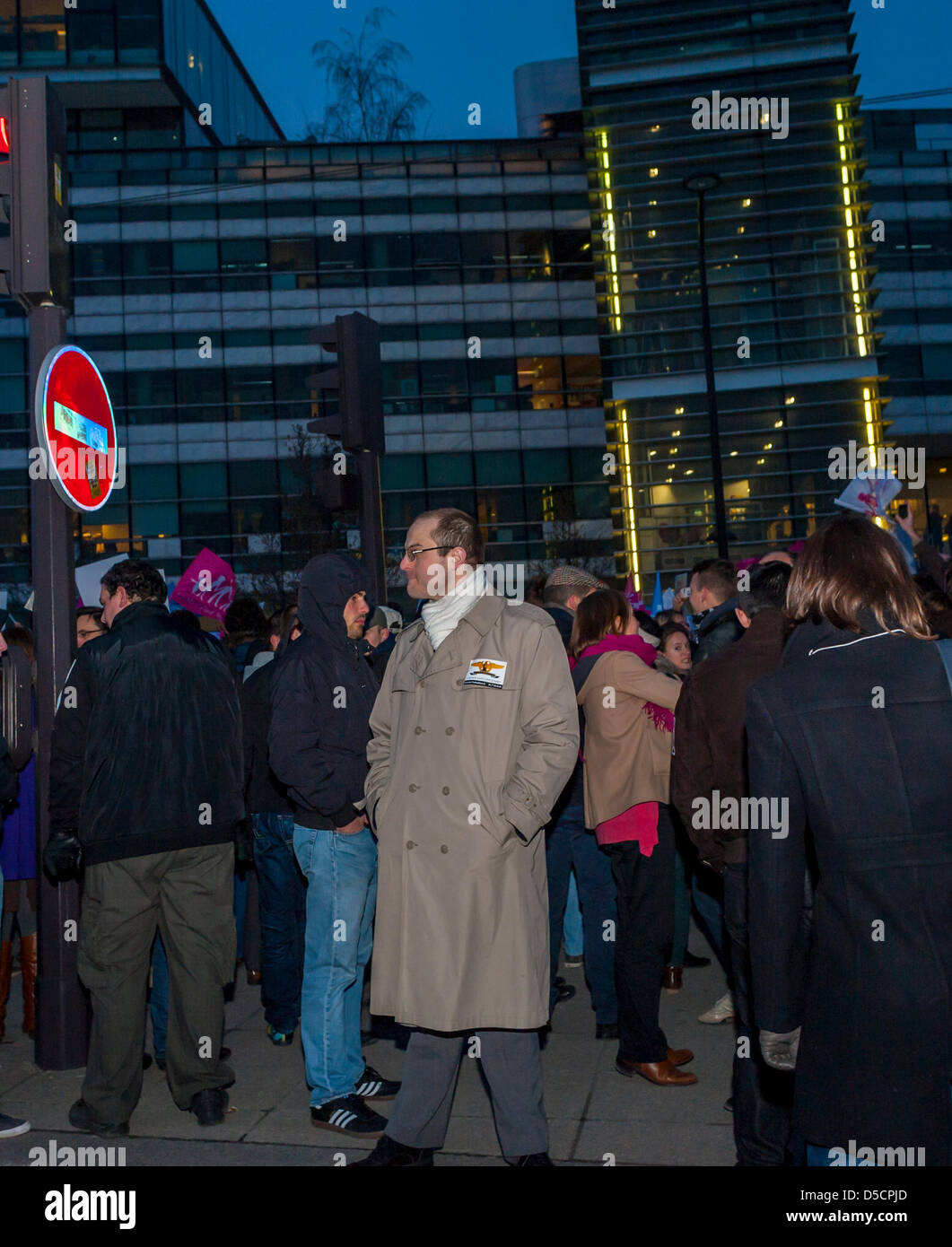 Paris, Frankreich. Menschenmenge bei der Anti-Gay-Heirat-Demonstration des homophoben Kollektivs "Manif Pour Tous" im französischen Fernsehhauptquartier, rechtsmarsch Stockfoto