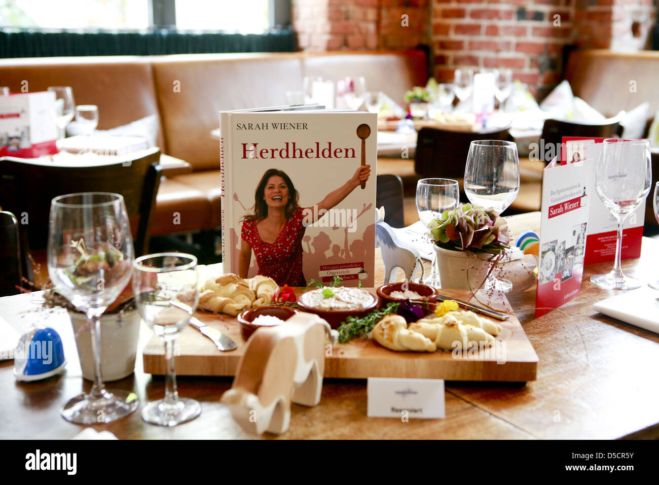 Atmosphäre Sarah Wiener ihre Förderung neu buchen "Herdhelden" in ihrem Speisezimmer Restaurant in Mitte. Berlin, Deutschland- Stockfoto