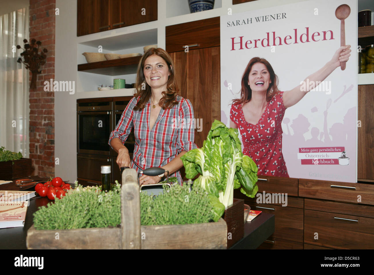 Sarah Wiener ihre Förderung neu buchen "Herdhelden" in ihrem Speisezimmer Restaurant in Mitte. Berlin, Deutschland- Stockfoto