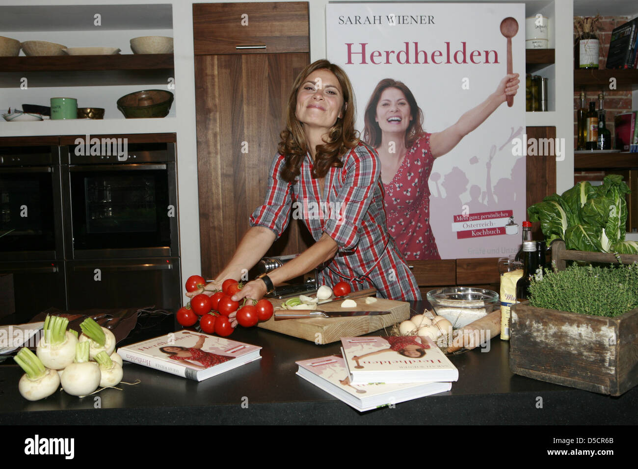 Sarah Wiener ihre Förderung neu buchen "Herdhelden" in ihrem Speisezimmer Restaurant in Mitte. Berlin, Deutschland - 29.08.2011 Stockfoto
