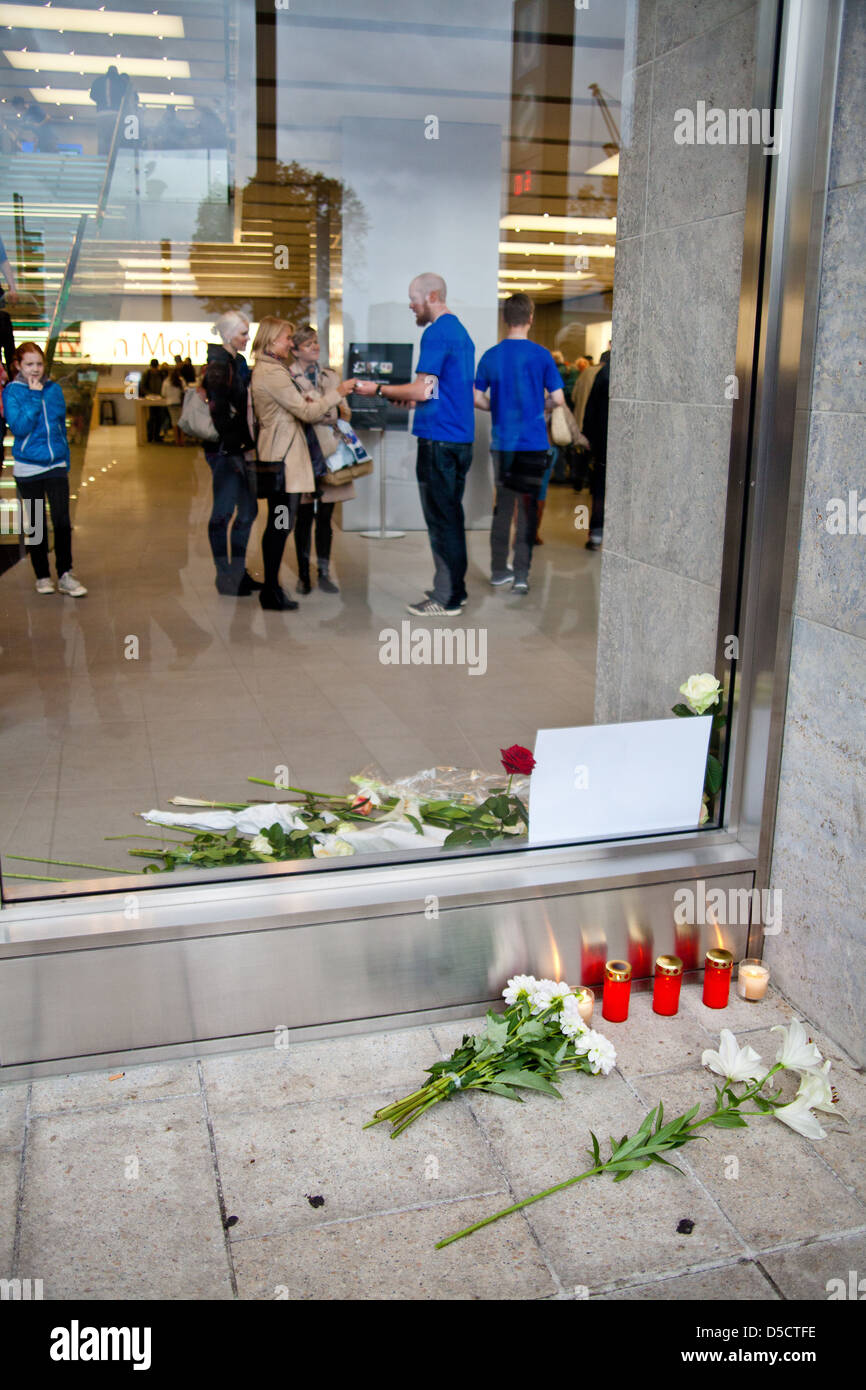 Apple-Fans trauern um den Tod von Apple Inc. Gründer Steve Jobs bei Apple Store Jungfernsteig. Hamburg, Deutschland - 06.10.2011 Stockfoto