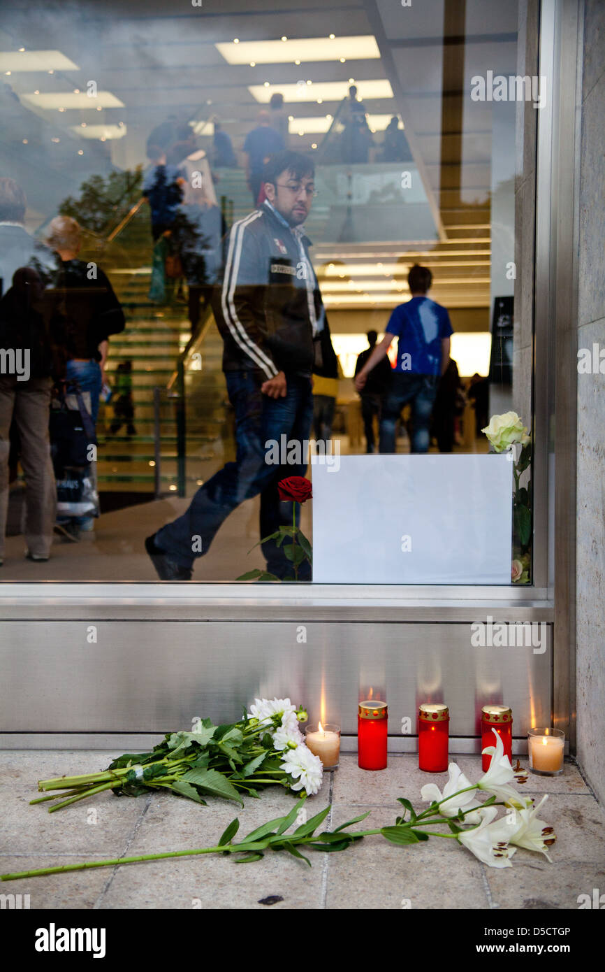 Apple-Fans trauern um den Tod von Apple Inc. Gründer Steve Jobs bei Apple Store Jungfernsteig. Hamburg, Deutschland - 06.10.2011 Stockfoto