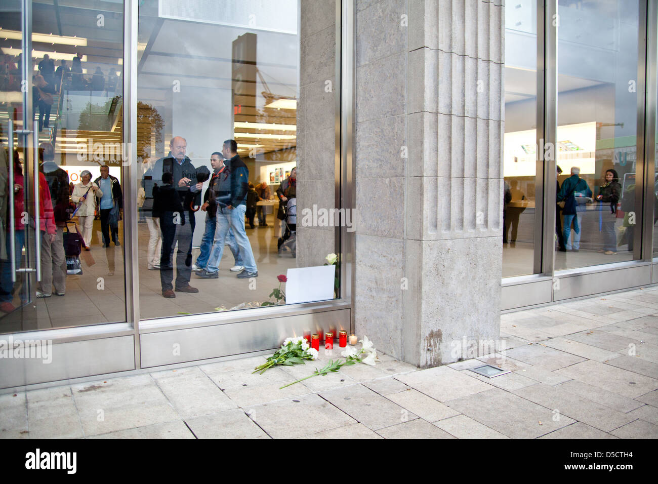 Apple-Fans trauern um den Tod von Apple Inc. Gründer Steve Jobs bei Apple Store Jungfernsteig. Hamburg-Deutschland Stockfoto