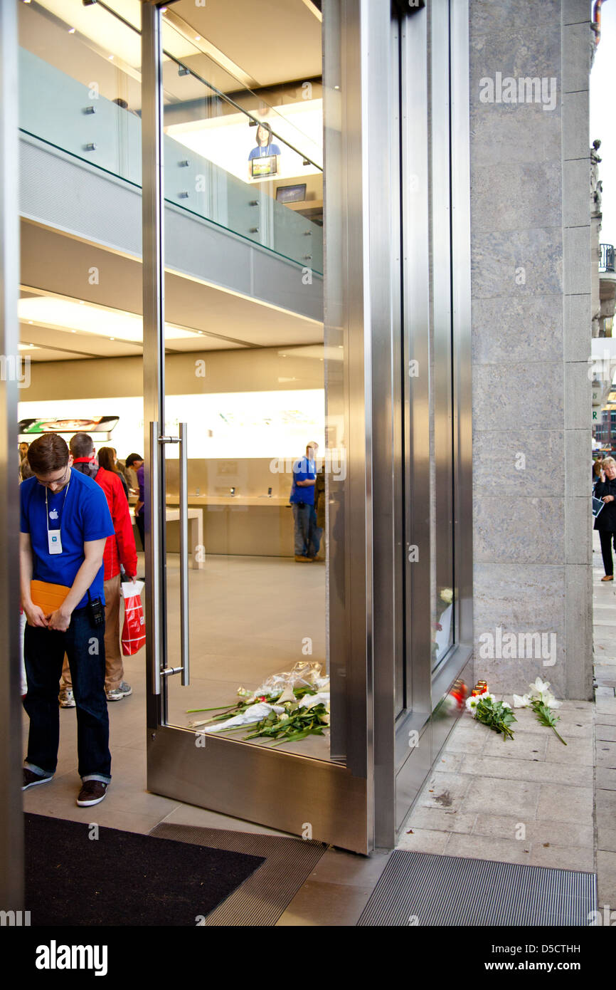 Apple-Fans trauern um den Tod von Apple Inc. Gründer Steve Jobs bei Apple Store Jungfernsteig Hamburg, Germany - 06.10.2011 Stockfoto