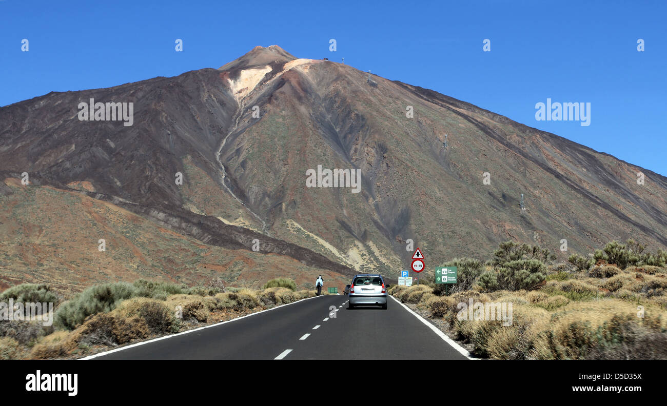 Santiago del Teide, Spaniens, mit Blick auf den Vulkan Teide Stockfoto