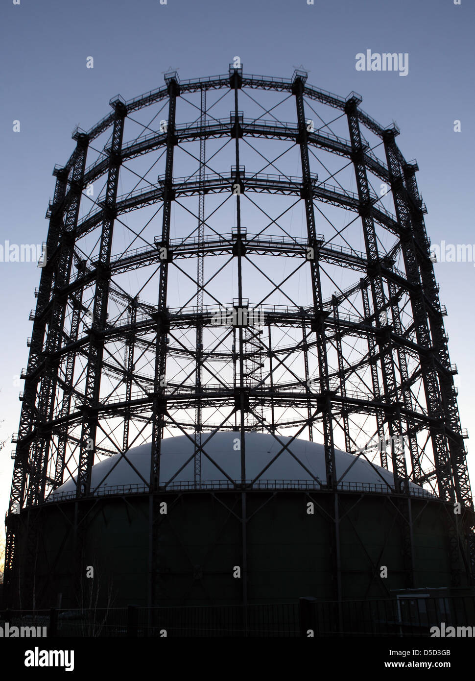 Berlin, Deutschland, die Silhouette der Gasometer Schöneberg in der ...