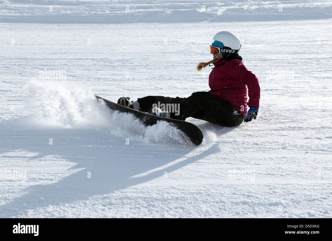 Startstelle, Österreich, stürzt eine Mädchen des Snowboardens Stockfoto