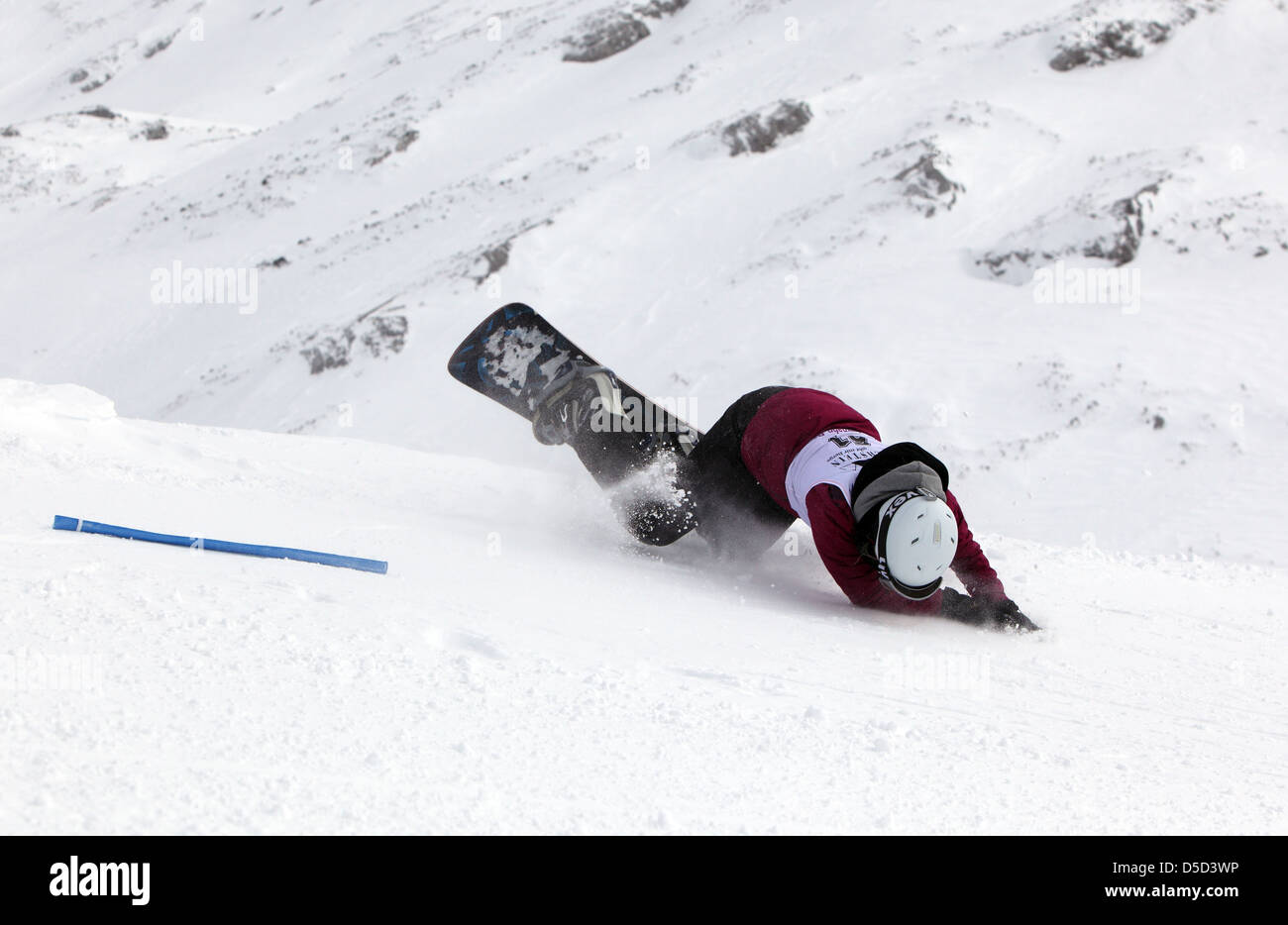 Startstelle, Österreich, stürzt eine Mädchen des Snowboardens Stockfoto