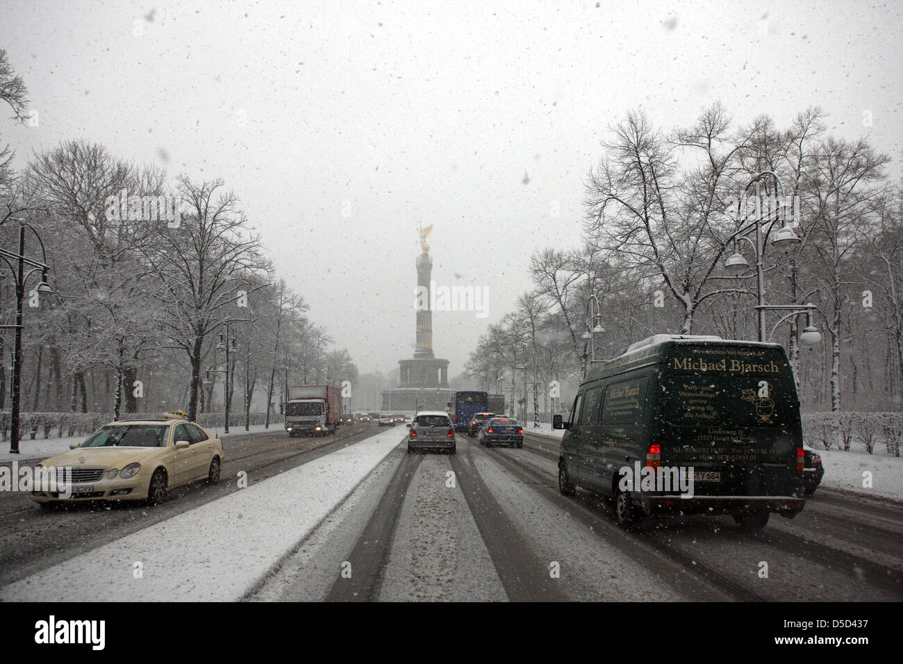 Berlin, Deutschland, Straßenverkehr bei Schneefall auf der Straße des 17. Juni Stockfoto