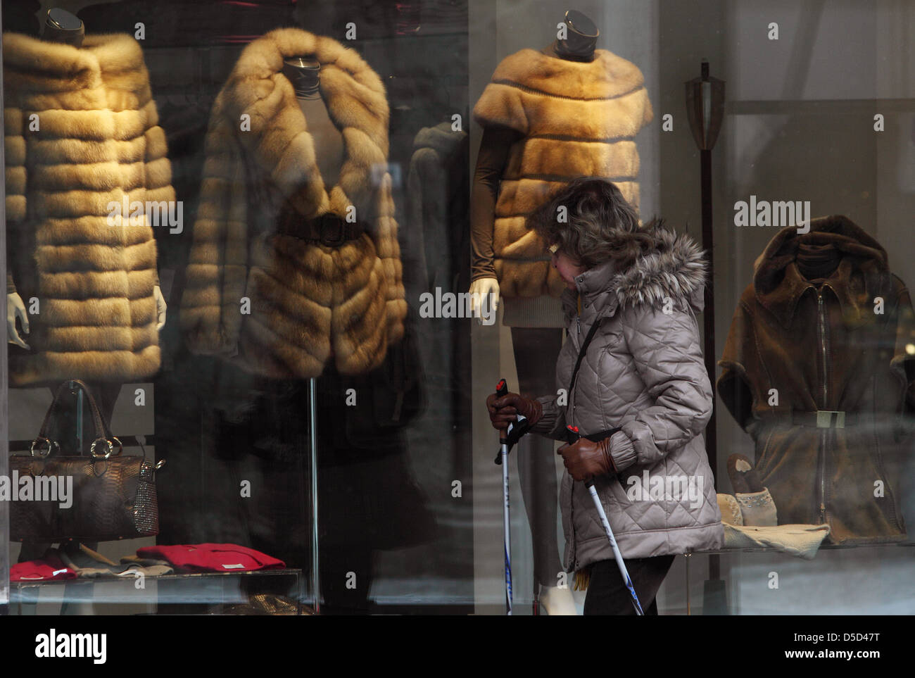 St. Moritz, Schweiz, Pelz Mäntel Frau schaut ein Schaufenster Stockfoto