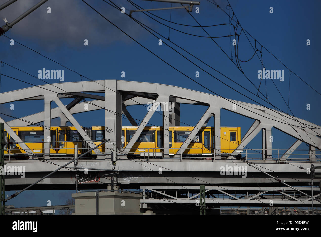 Berlin, Deutschland, Metro Linie 1 auf einer Brücke am Gleisdreieck Stockfoto