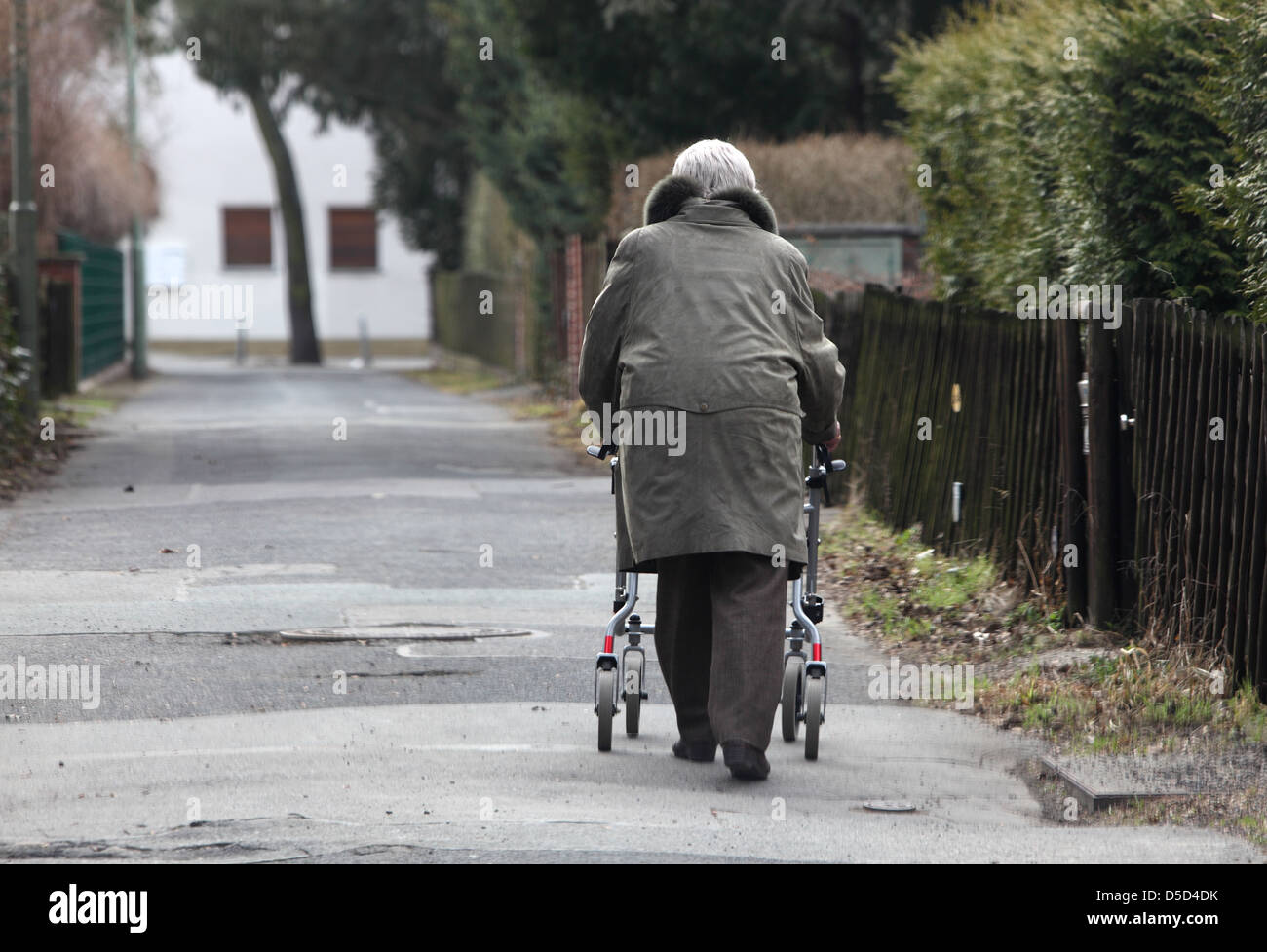 Berlin, Deutschland, Senioren mit Walker führt einen Weg entlang Stockfoto