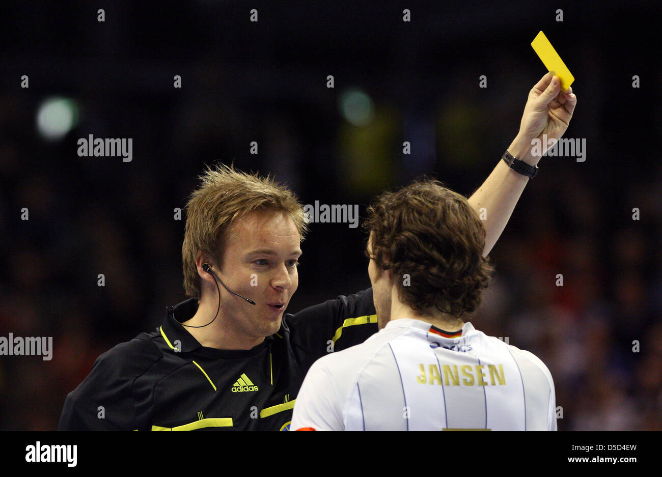 Berlin, Deutschland, ein Schiedsrichter ein Handballspieler eine gelbe Karte Stockfoto