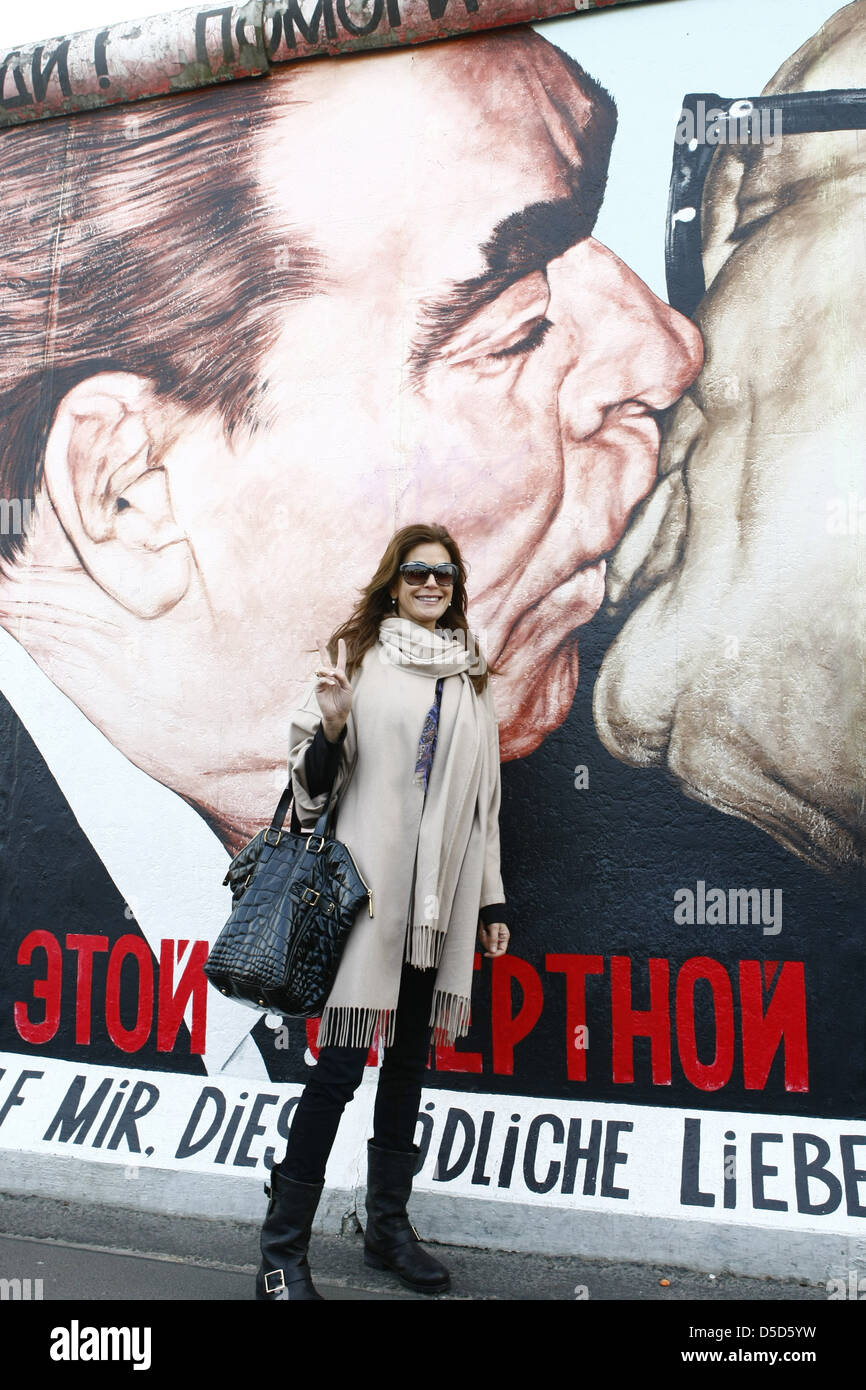 Teri Hatcher besucht East Side Gallery, eine Meile lange Strecke der Berliner Mauer hat 105 Bilder von internationalen Künstlern Stockfoto