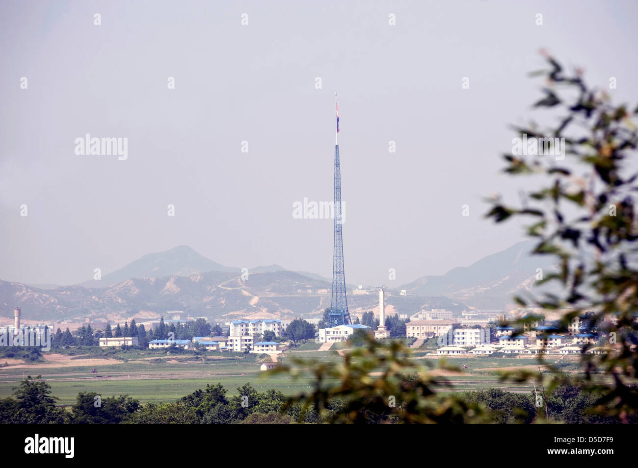 Ein Fahnenmast, voraussichtlich rund 160 Meter hoch, steht auf der nordkoreanischen Seite der entmilitarisierten Zone (DMZ) etwa 50 km nördlich von Seoul, Südkorea am 24. Juni 2010..Photographer: Rob Gilhooly. Stockfoto