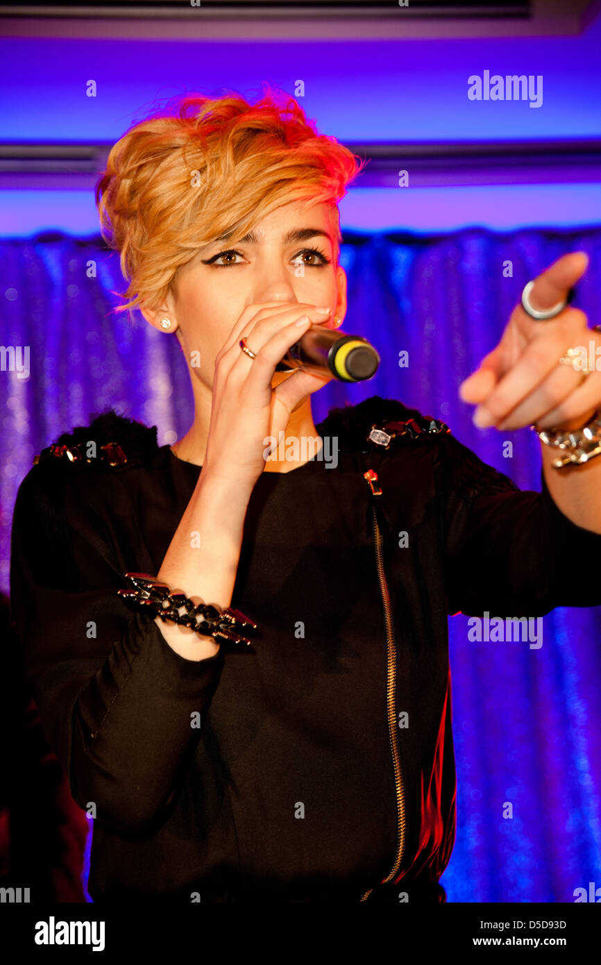 Alina Sueggeler Frida Gold im goldenen Night@the Park im Park Hyatt Hotel-Band. Hamburg ...