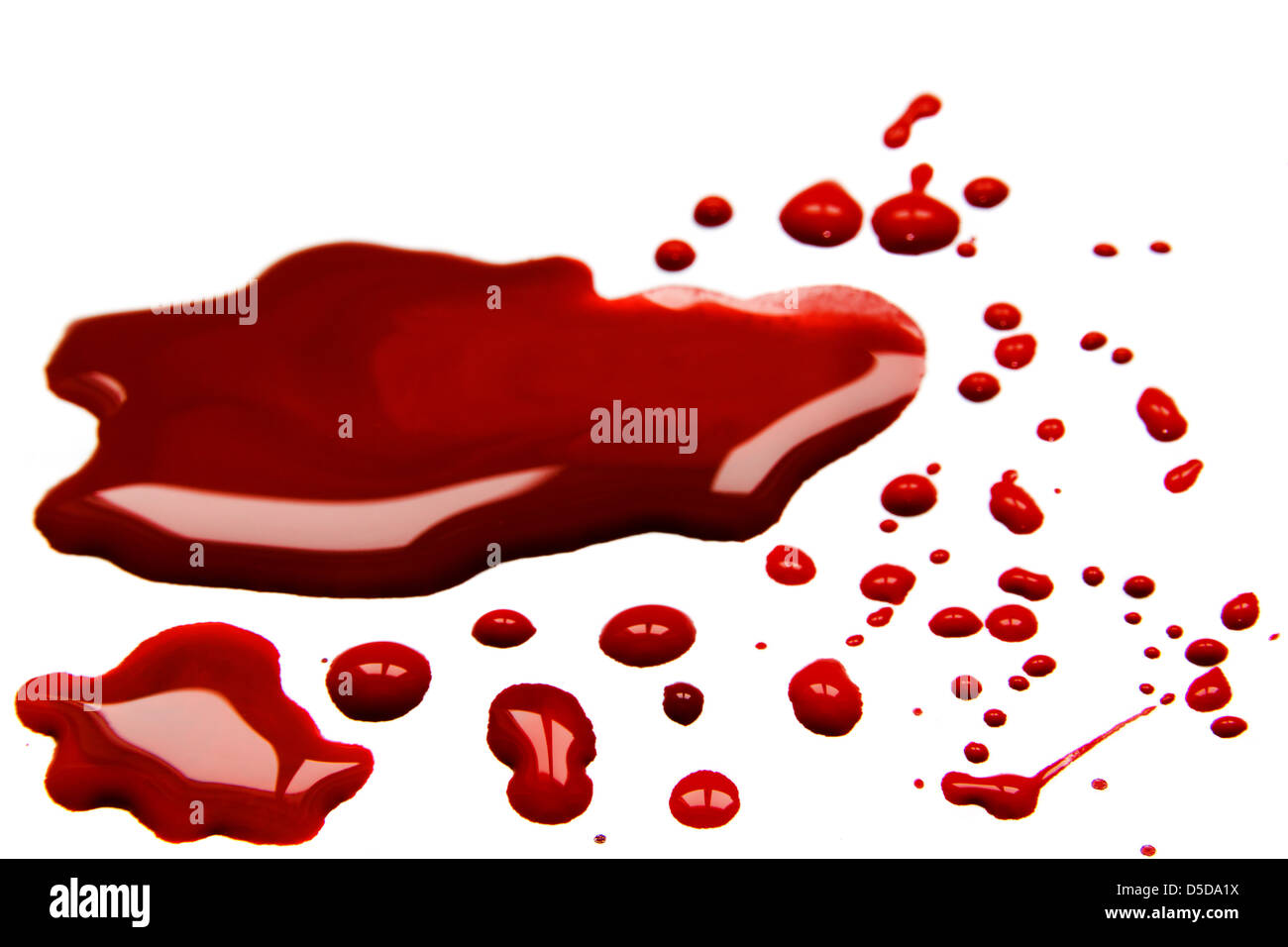 Blutflecken (Pfütze) isoliert auf weißem Hintergrund. Stockfoto