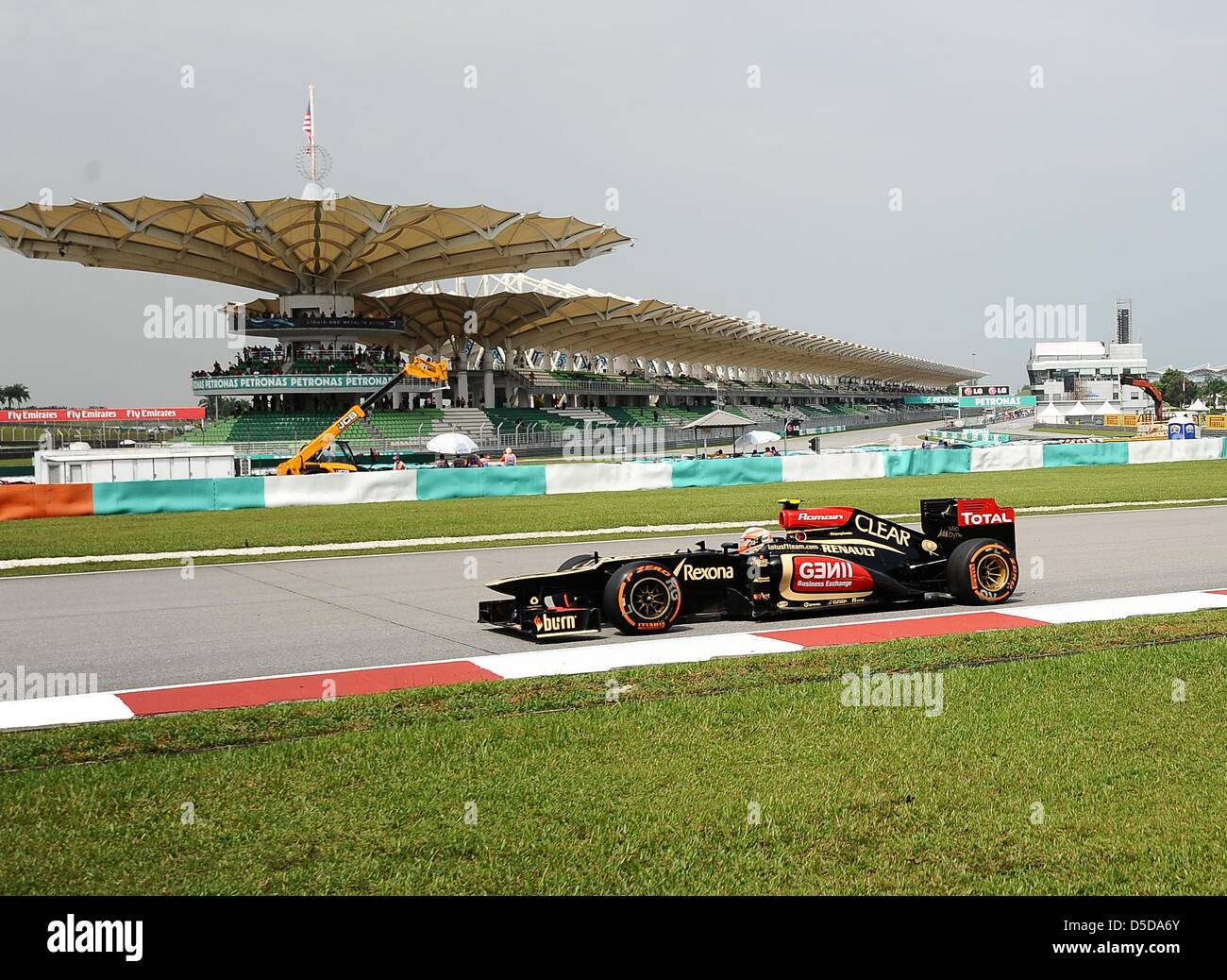 22. März 2013, Sepang, Malaysia - Romain Grosjean, Französisch Lotus F1 Team Pilot Steuerung seines Autos während der ersten Praxis Session Formel einen malaysischen Grand Prix 2013 auf Sepang International Circuit. (Foto von Robertus Pudyanto/AFLO) Stockfoto