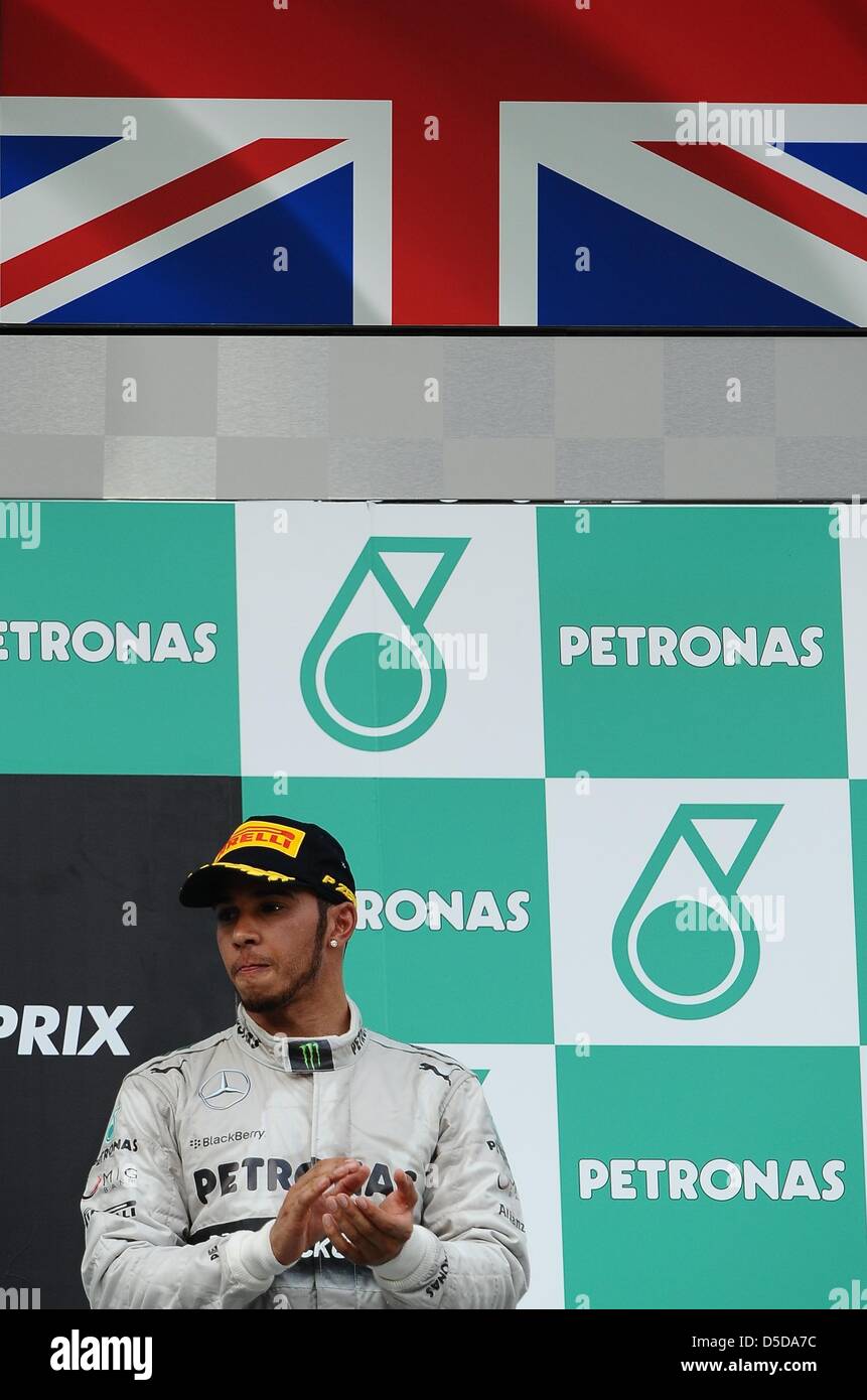 24. März 2013, Sepang, Malaysia - Lewis Hamilton, britische Mercedes AMG Petronas F1 Team Fahrer Feier auf dem Podium nach Finale Rennen Formel einer malaysischen Grand Prix 2013 in Sepang International Circuit. Hamilton erfolgreich in der 3. Position.  (Foto von Robertus Pudyanto/AFLO) Stockfoto