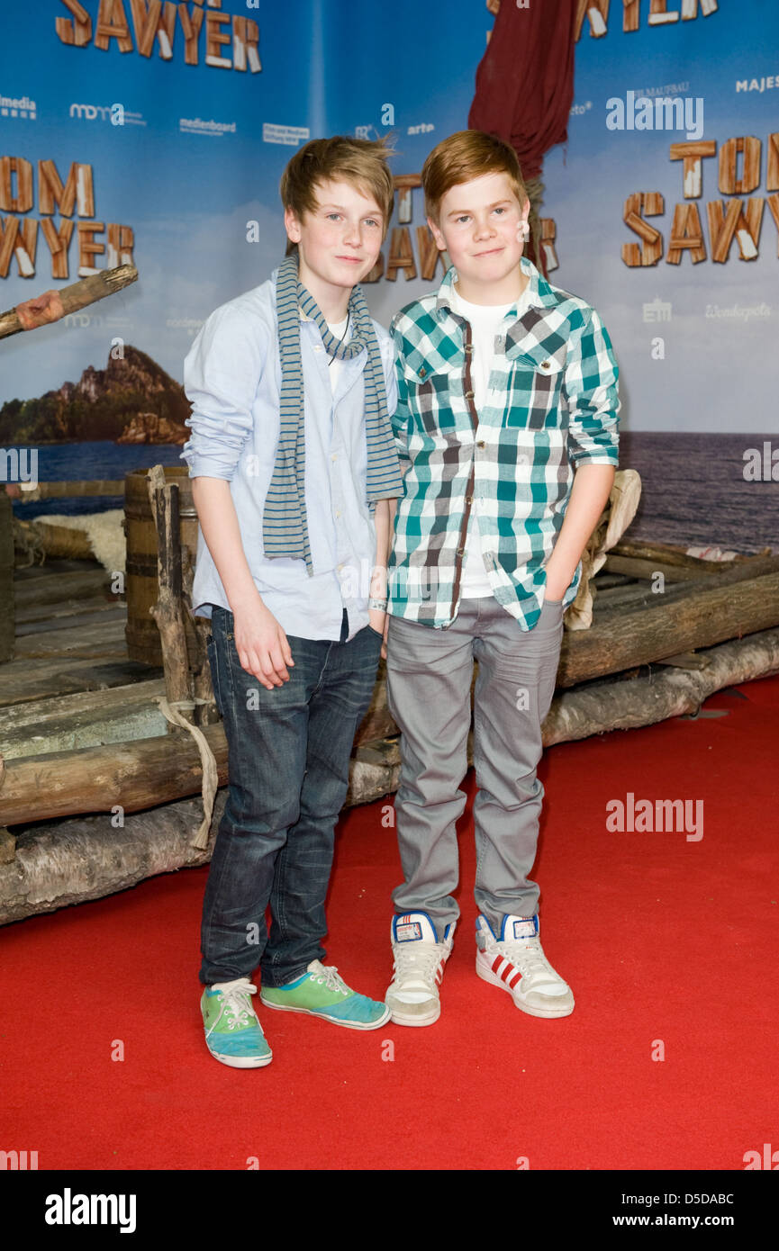 Louis Hofmann und Leon Seidel bei der Premiere von "Tom Sawyer" im Cinedom Kino. Köln Stockfoto