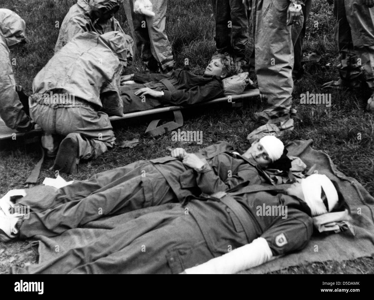 Menschen während der Zivilschutz Bohren, Neuenhagen, DDR Stockfoto