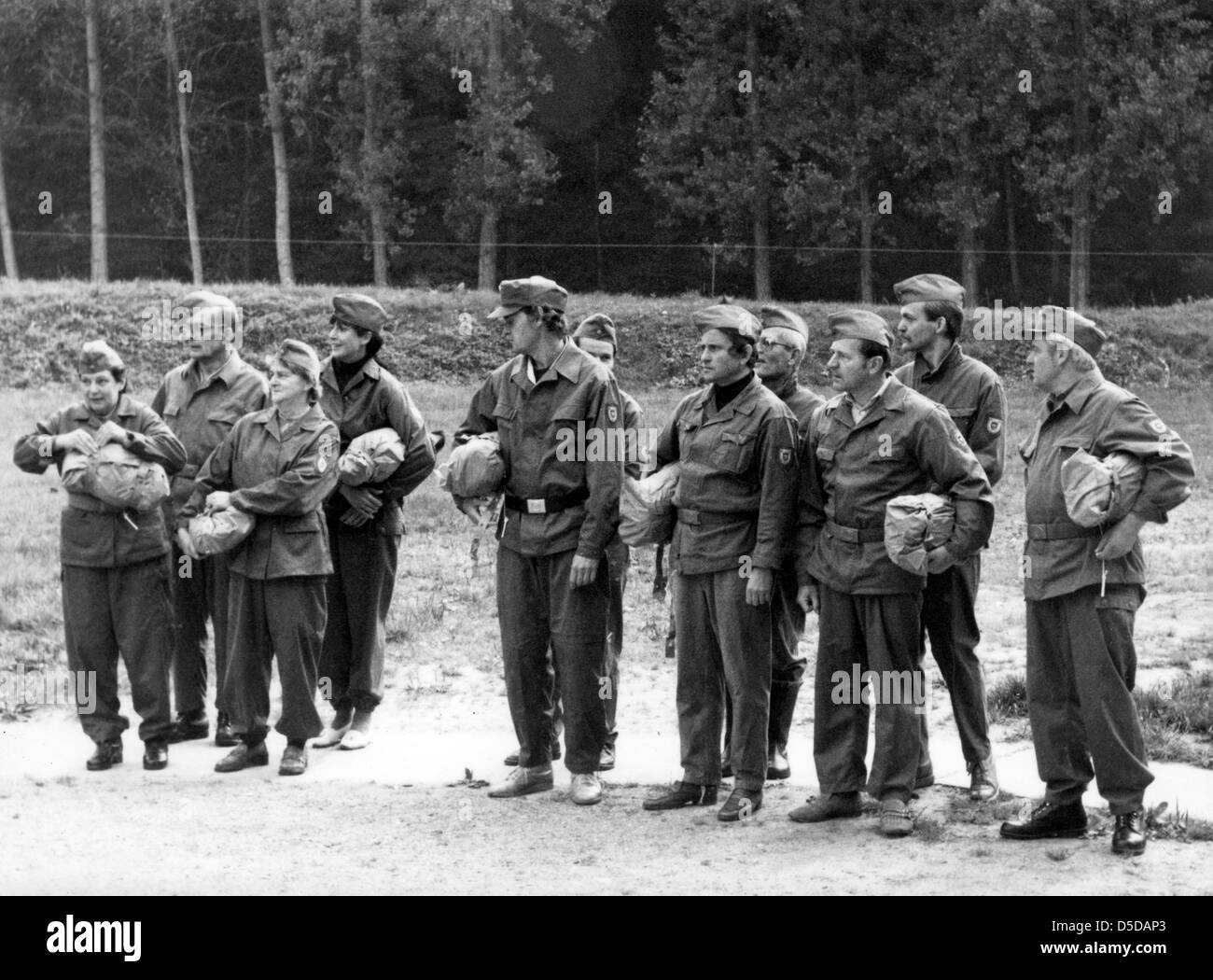 Menschen während der Zivilschutz Bohren, Neuenhagen, DDR Stockfoto