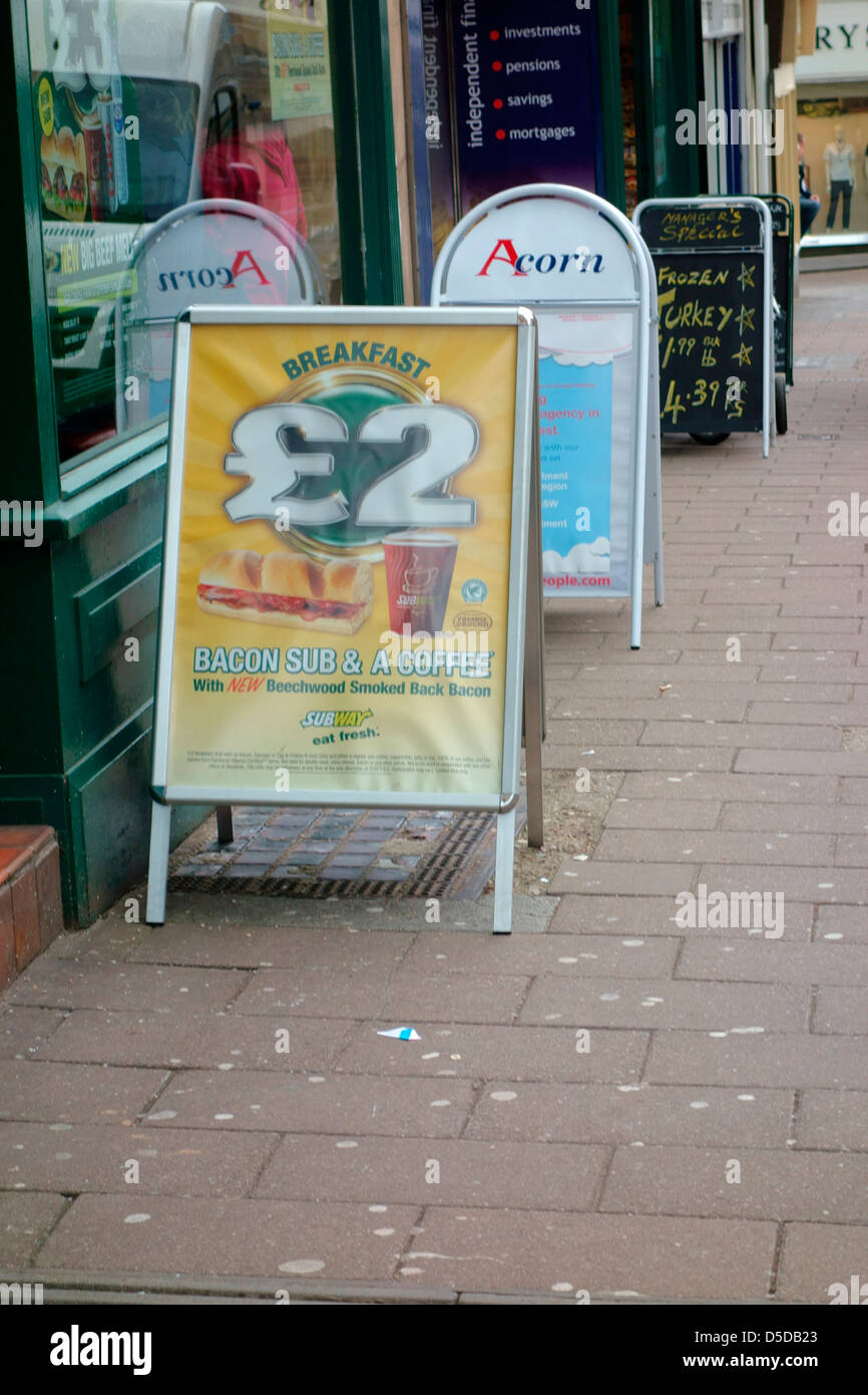 U-Bahn Fast Food-Kette mit Straßenpflaster Zeichen Stockfoto