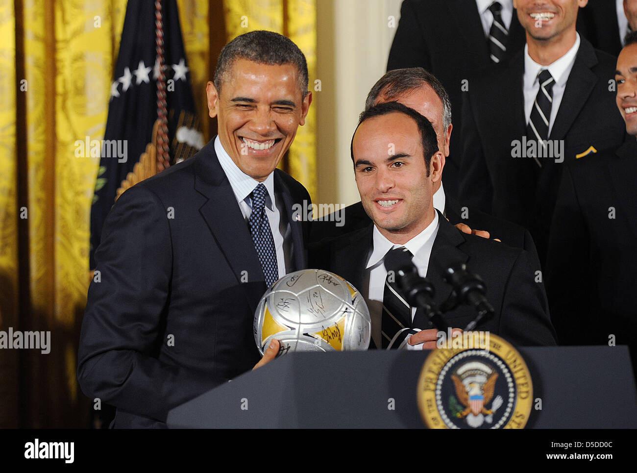 US-Präsident Barack Obama (L) scherzt mit Landon Donovan, wie er den Stanley-Cup-Champion Los Angeles Kings begrüßt und der Major League Soccer champion Los Angeles Galaxy im Weißen Haus zu ihrer Meisterschaft Saison 2012 Ehren im East Room des weißen Hauses, 26. März 2013 in Washington, DC, USA. Foto: Olivier Douliery/CNP Stockfoto