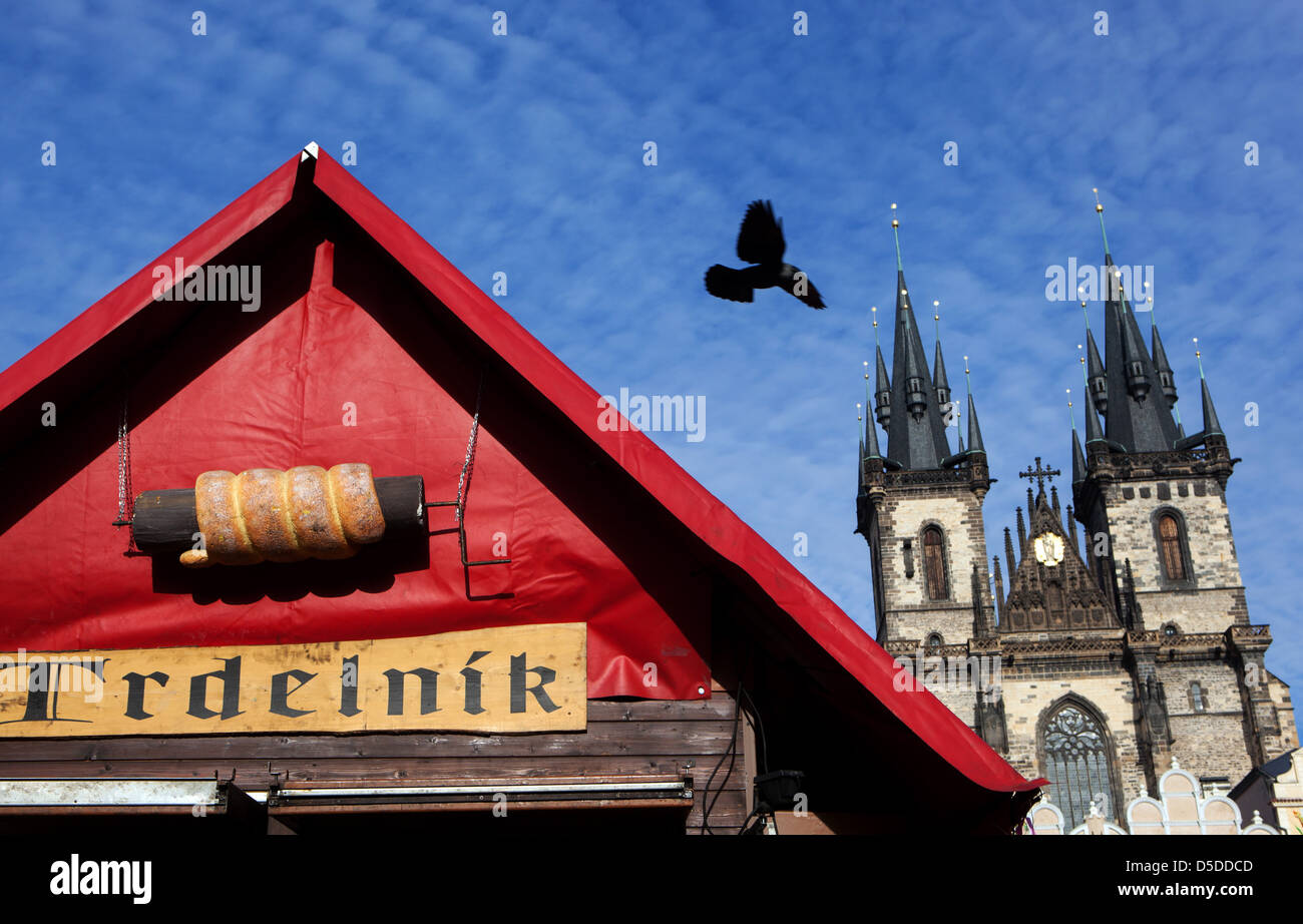 Trdelník ist eine süße Köstlichkeit hergestellt aus Teig, Altstädter Ring, Teynkirche, Märkte, Prag Tschechische Republik Stockfoto