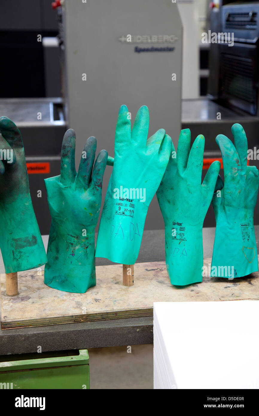 Geldern, Deutschland, Grüne Gummihandschuhe In Der Druckerei Vor Einer  Druckmaschine Heidelberg Stockfotografie - Alamy