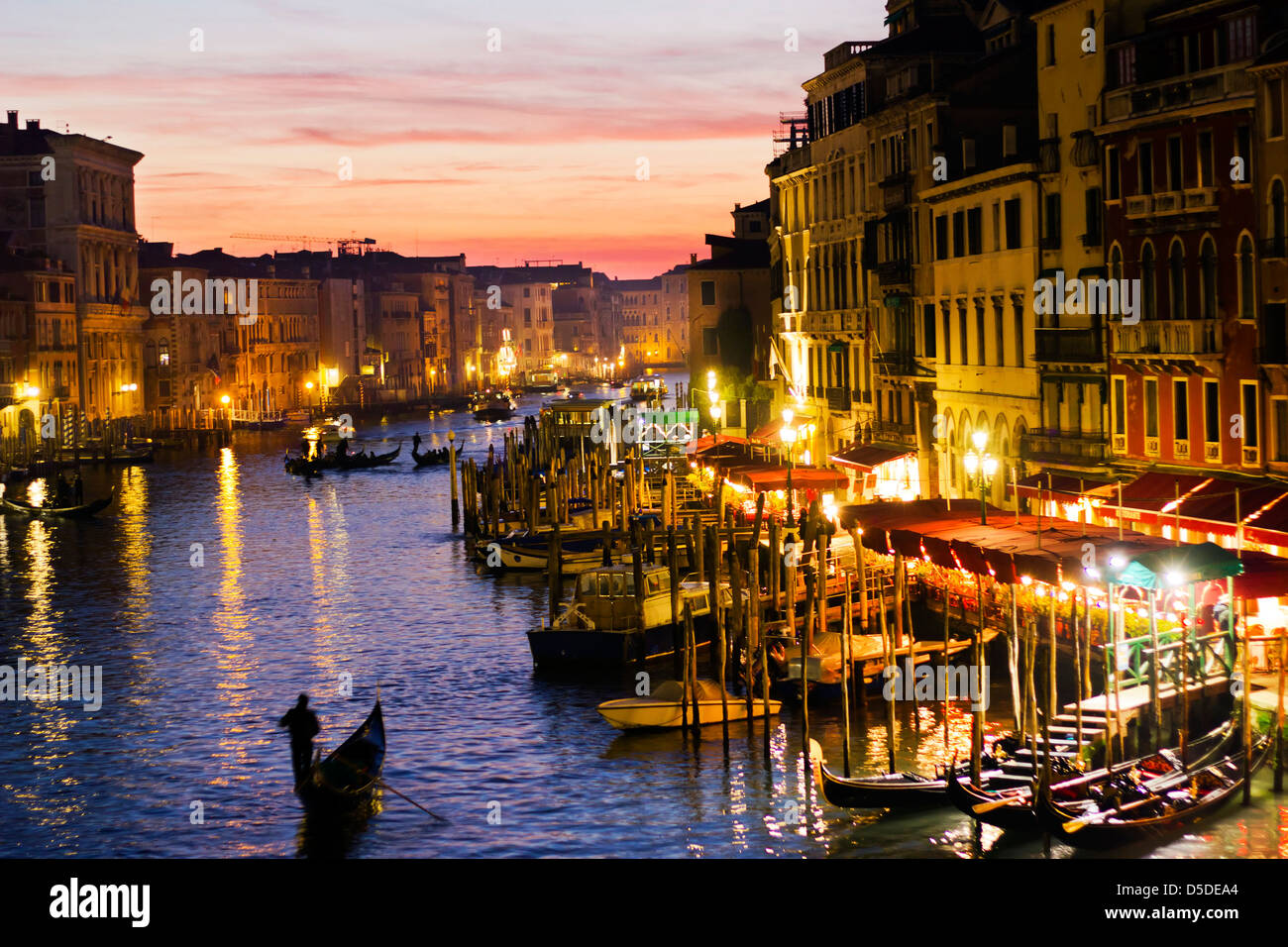 Magischer Sonnenuntergang in Venedig, Blick von der Rialto-Brücke Stockfoto