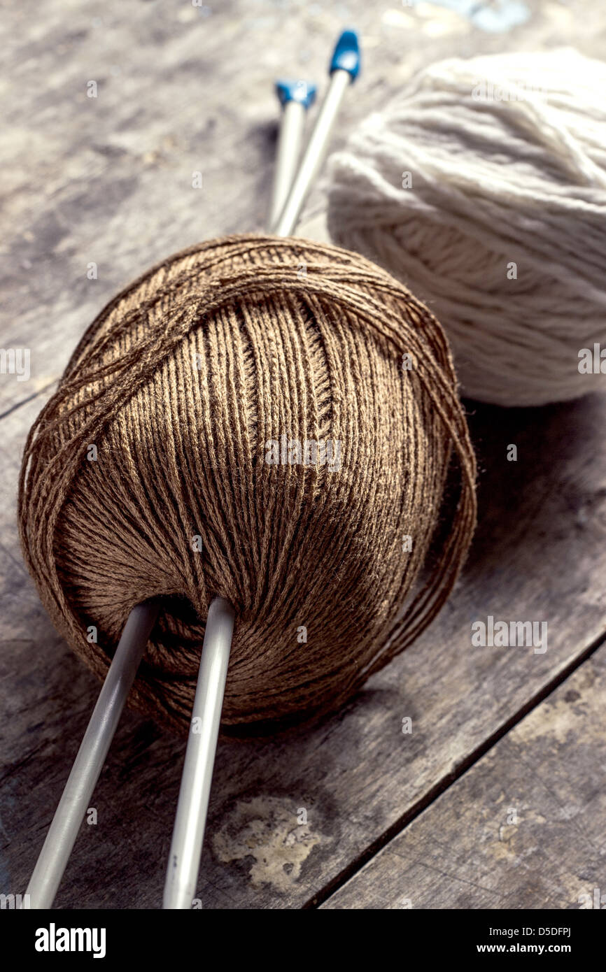 Wolle und stricknadeln auf holz -Fotos und -Bildmaterial in hoher Auflösung  – Alamy