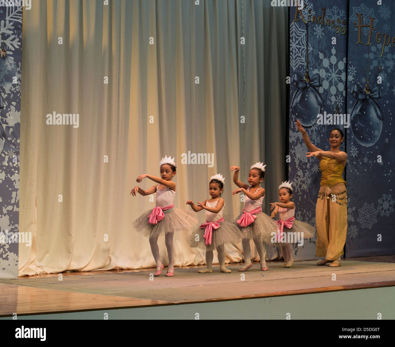 Junge Ballett-Tänzer auf der Bühne in einem Einkaufszentrum auf Cagayan de Oro, Philippinen Stockfoto