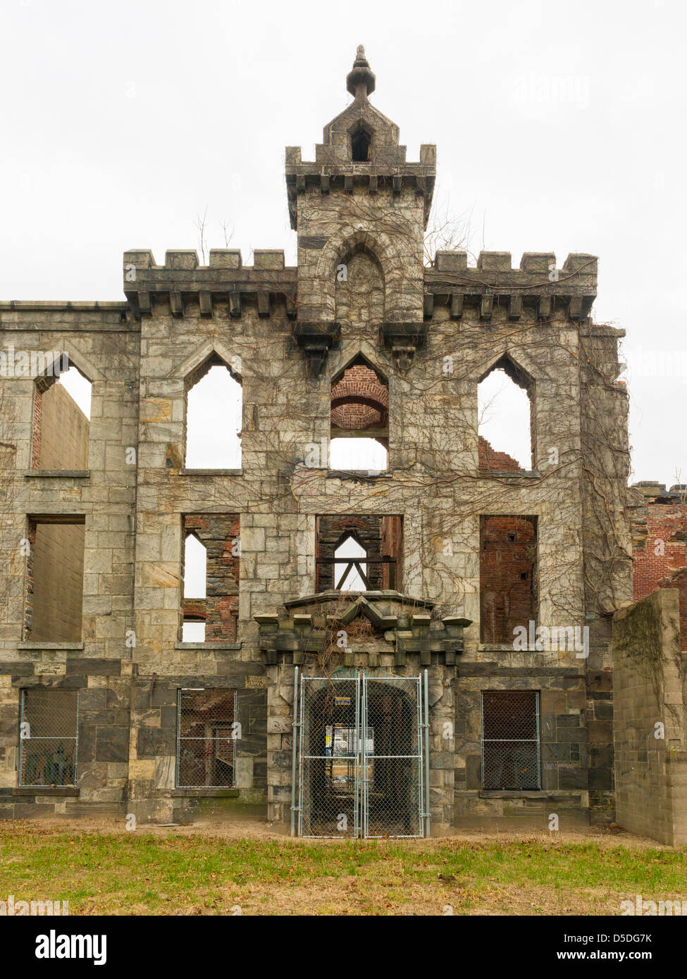 Ruinen der Renwick Pocken Krankenhaus (1856) auf Roosevelt Island, New York.  Derzeit renoviert. Stockfoto