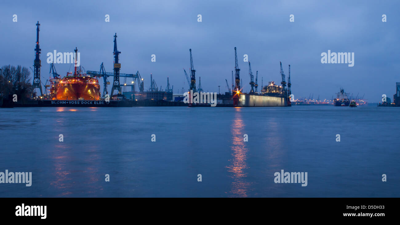 Hamburg Stadt dock funktioniert am Abend Stockfoto