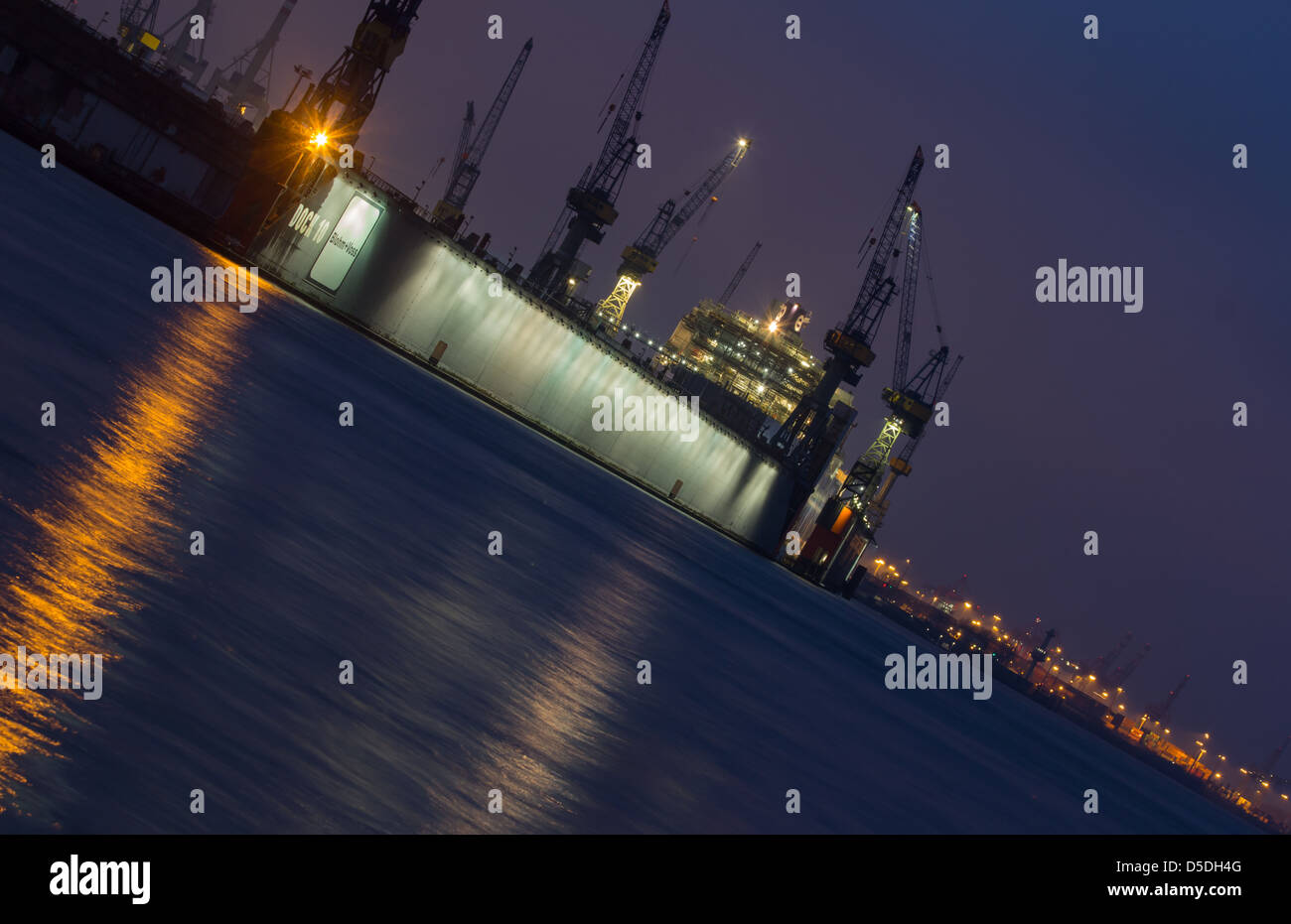 Hamburg Stadt dock funktioniert am Abend Stockfoto