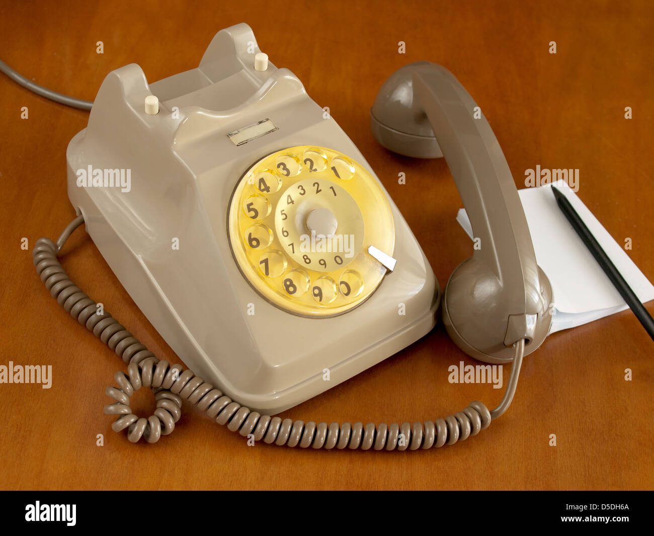 Vintage Telefon auf Holztisch und Notizen Stockfoto