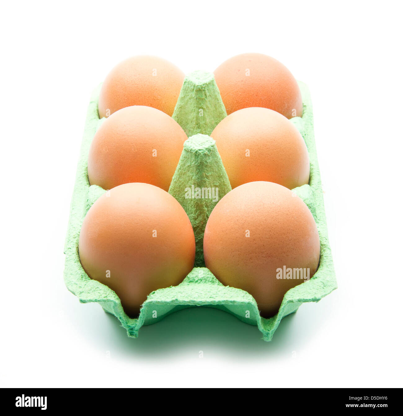 Eiern im grünen Kasten isoliert auf weißem Hintergrund Stockfoto