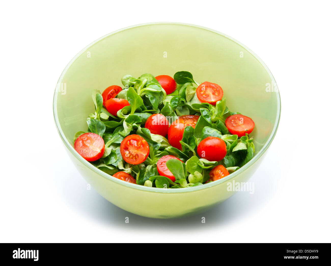 Tomaten und Feldsalat isoliert auf weißem Hintergrund Stockfoto